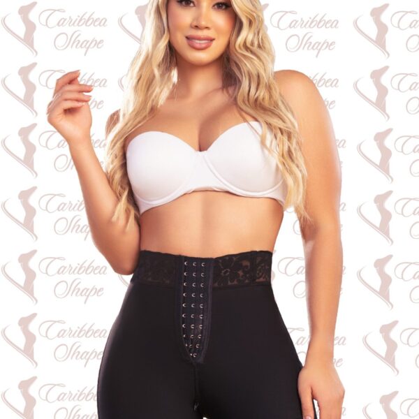 Shorts with butt lift and clasp